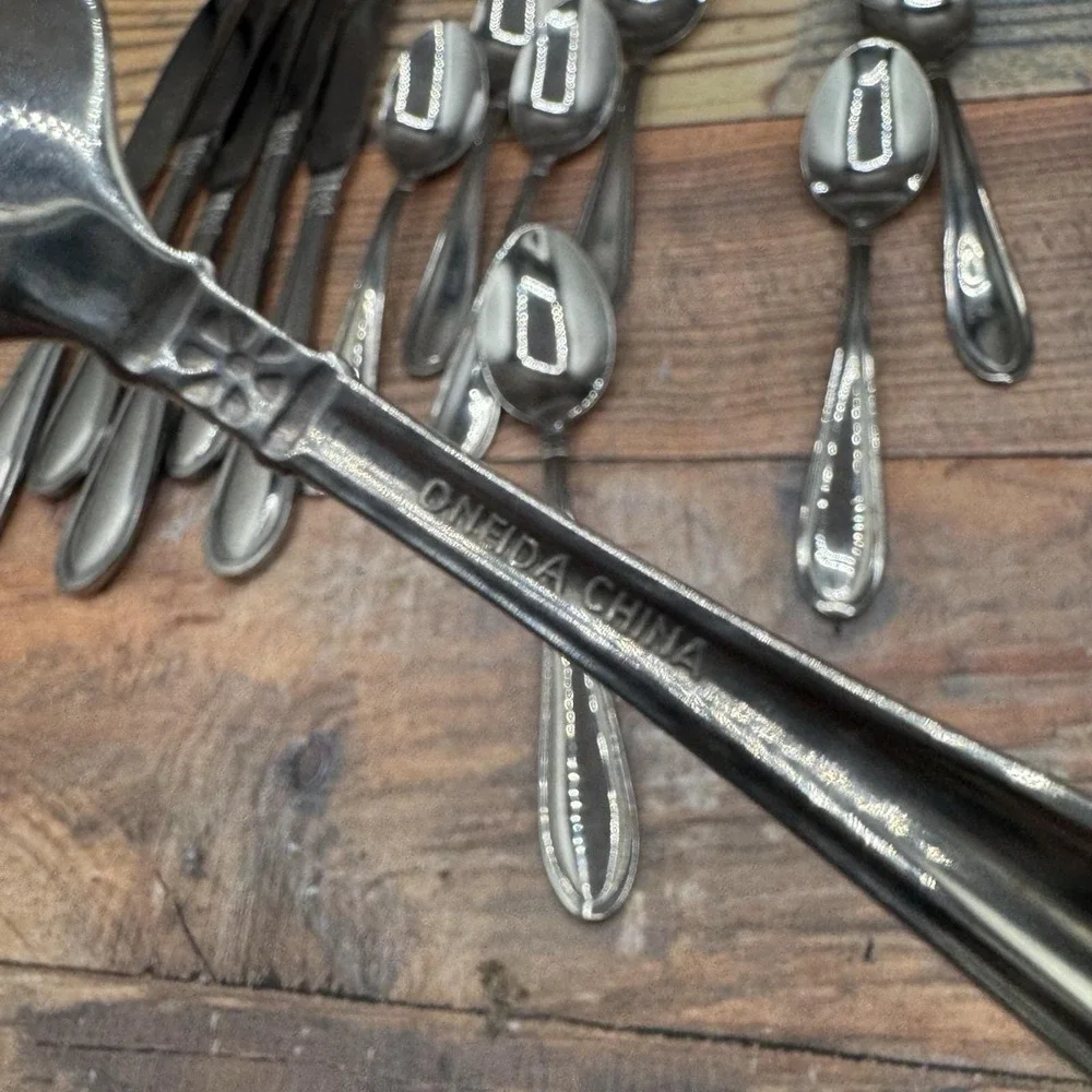 Vtg Oneida Memphis Daisy 17 Pcs Stainless Steel Flatware Set w Serving Pieces